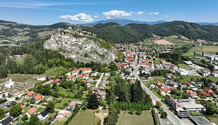 Westsüdwestansicht von Griffen mit dem Schlossberg und der Burgruine