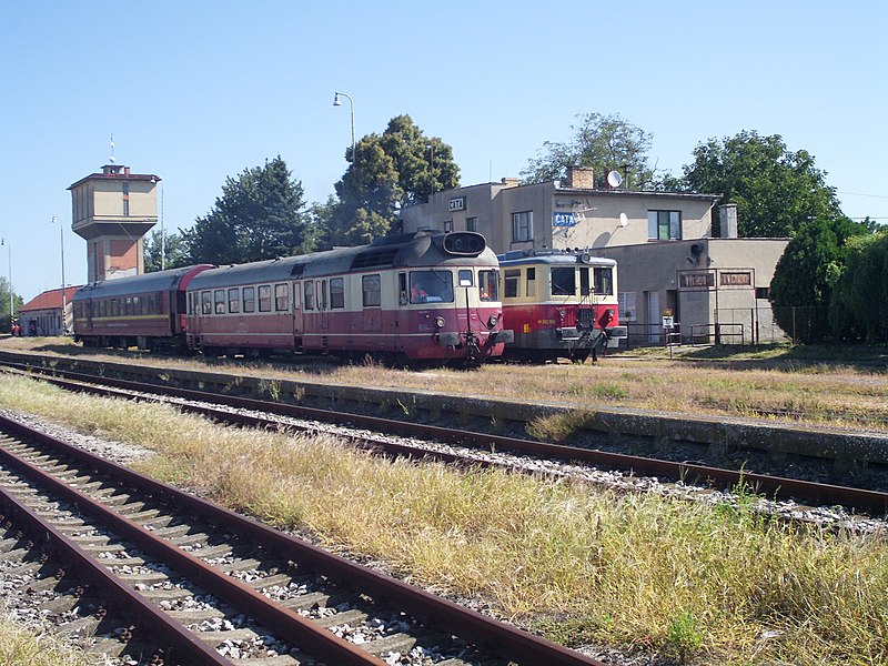 File:Čata railcars 830 850.JPG