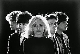 Blondie in 1977, v.l.n.r.: Gary Valentine Lachman, Clem Burke, Deborah Harry, Chris Stein en Jimmy Destri