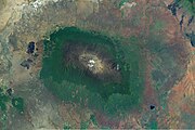 Satellietfoto van de Kilimanjaro met rechtsonder het Chalameer