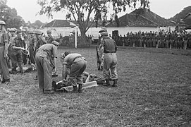 Twee soldaten van de erewacht zijn flauwgevallen Een ligt op een brancard, Bestanddeelnr 1517-2-1.jpg