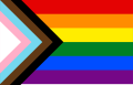 Regenboogvlag met toegevoegde driehoek met kleuren van de transgendervlag en bruine en zwarte banen (sinds 2018).