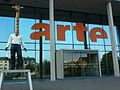 L'Homme girafe de Stephan Balkenhol devant l'entrée d'Arte.