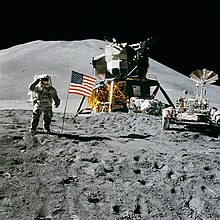 Irwin, saluant le drapeau des États-Unis, à la fin de la deuxième sortie extrévéhiculaire.