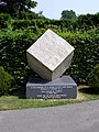 Κυβικό μνημείο στο 100ό χιλιόμετρο Παρίσι-Ρουμπό