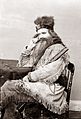 Seth Kinman 1863, amerikansk pelsjeger (mountain man) i buckskins, «indianardrakt» av semska lêr med frynser for å lede vann og lette tørking