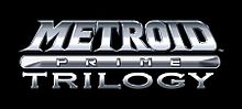 Metroid Prime: Trilogy est inscrit sur trois lignes en lettres grises aux reflets argentés sur un fond noir.