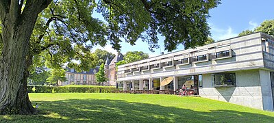 Le bâtiment des terrasses, conçu par Le Corbusier, le donjon et le logis.