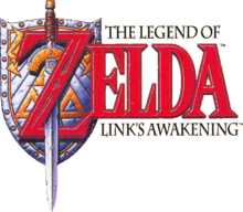 Zelda est inscrit en grosses lettres rouges. Derrière le Z, le bouclier et l'épée de Link sont représentés, cette dernière étant enlacée dans le Z. Le reste du titre est inscrit sur la droite en dessous et au-dessus du terme Zelda en petits caractères de couleur noire.