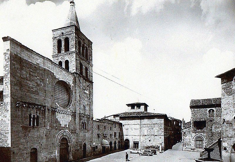 File:Piazza Silvestri, Bevagna.jpg