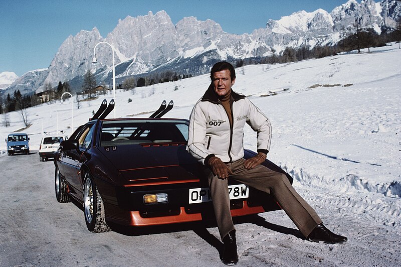 File:Solo per i tuoi occhi (Cortina d'Ampezzo, 1981) - Roger Moore, Lotus Esprit Turbo.jpg