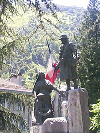 Aussalesa e mainatge deu bonet que ploran suu monument deus morts caduts a la guèrra