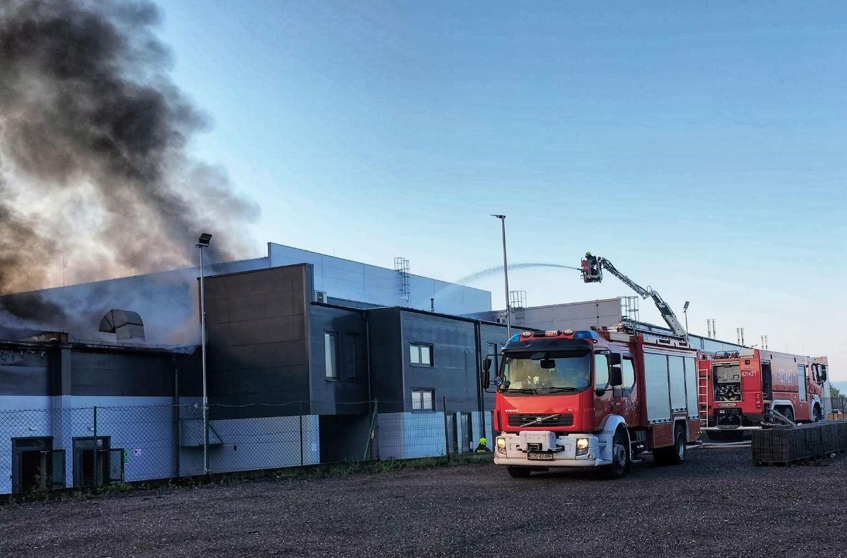 Firma straciła w pożarze dwie hale. Oszuści chcą zarobić na tragedii