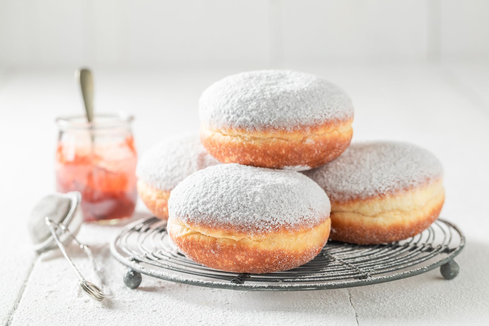 Najszybszy przepis na pyszne pączki. Zrobisz je w kwadrans