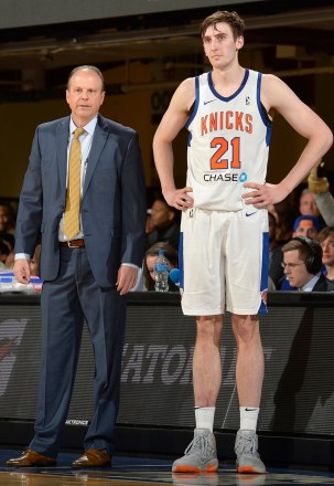 Mike Miller, as Westchester Knicks coach in 2018, with Luke Kornet.