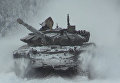 Танки Т-72 маневрировали в снегу на отборочном турнире к "Армейским играм" Танки Т-72 маневрировали в снегу на отборочном турнире к "Армейским играм"