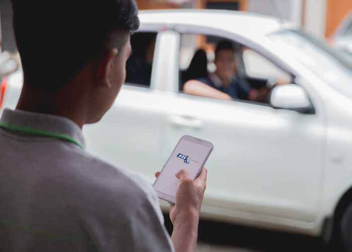 man with app watching car