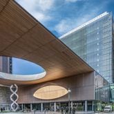 The entrance to Winship at Emory Midtown features a valet-serviced motor court with an oculus in the roof that opens to the sky and a DNA double helix sculpture at the center, rising from the ground. Photo by David Kresses © May Architecture