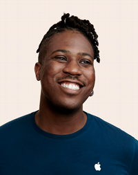 Porträt eines Apple Retail Teammitglieds mit Brille.