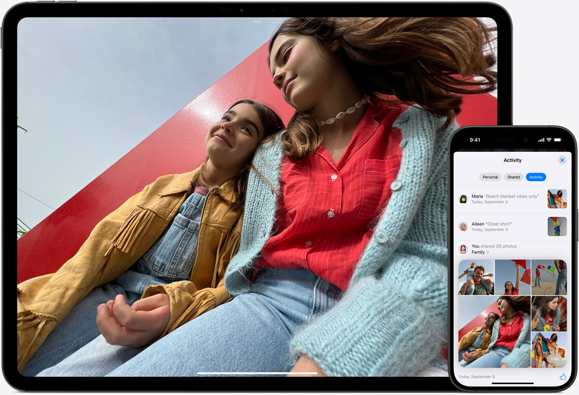 Layar iPad dan iPhone yang menampilkan Foto iCloud seorang ayah bersama dua putrinya di pantai
