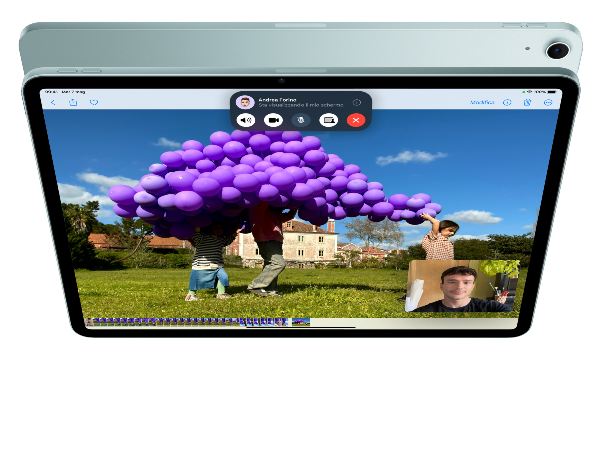 Animazione di un iPad Air visto di fronte, sullo schermo c’è una persona che visualizza Keynote durante una chiamata FaceTime. Subito dietro c’è un altro iPad Air visto da dietro.