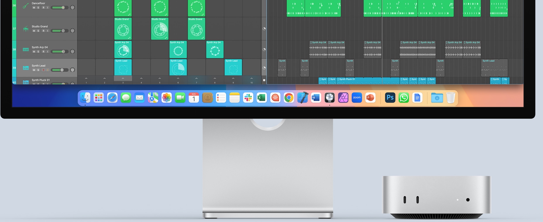 Gümüş rengi Mac mini’nin ön bağlantı noktalarını ve gösterge ışığını gösteren önden görünümü, açık olan Mac monitörün renkli ekranındaki Dock’ta uygulama simgeleri görülüyor ve Mac mini’nin monitörün altına nasıl kolayca sığdığı gösteriliyor