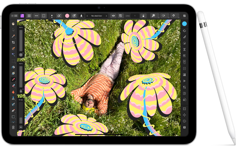 iPad (10. generation) i vandret position, der viser et foto i appen Affinity Photo 2 til iPad. Apple Pencil (1. generation) læner sig op ad siden på iPad.
