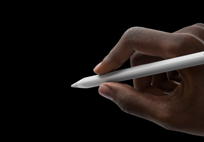 En brugers hånd holder Apple Pencil Pro i skriveposition. Spidsen peger mod en brugerflade, der viser en ny værktøjspalet.