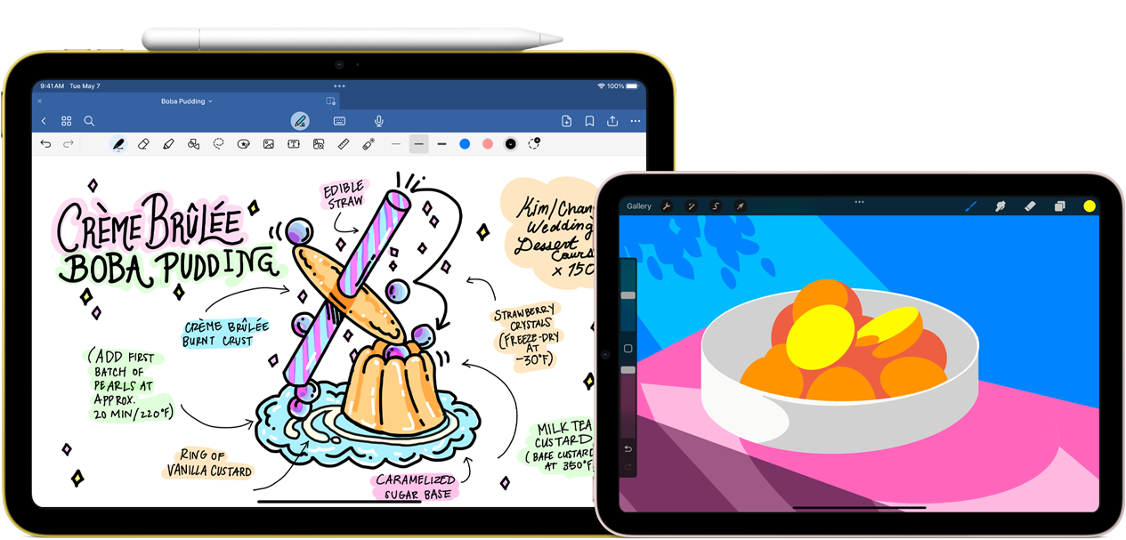 Til venstre en iPad (10. generation) i vandret position, der viser en grafisk illustration med noter og tegninger. Apple Pencil (USB-C) er fastgjort på overkanten. Til højre en iPad mini i vandret position, der viser en farverig illustration lavet med Procreate.