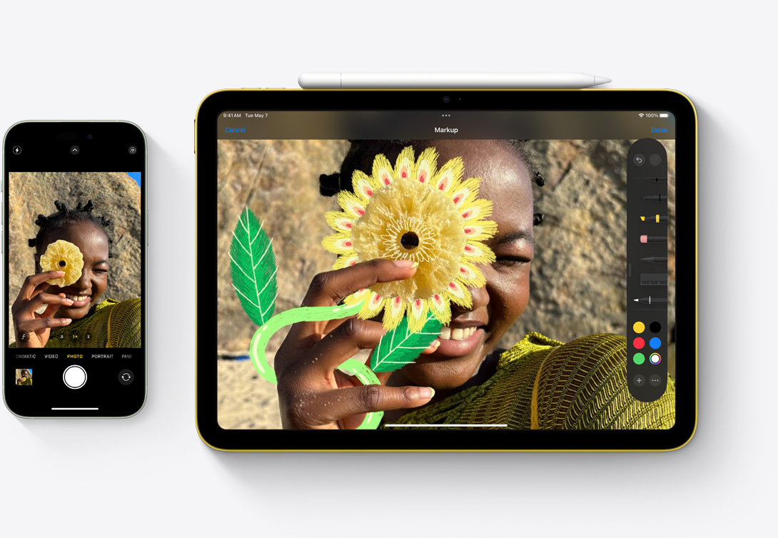 iPhone 15 līdzās iPad, parādot to, kā ar iPhone kameru uzņemtai bildei vai pievienot atzīmes iPad aplikācijā Photos.