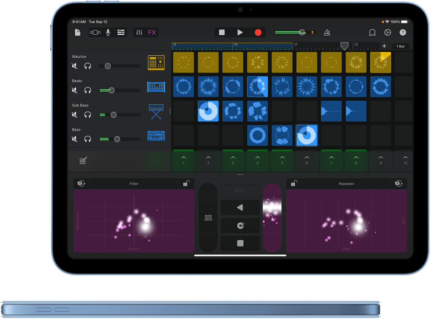 GarageBand sur iPad et vue latérale d’un iPad bleu avec coque Smart Folio assortie.