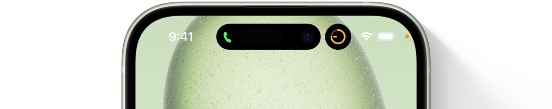 Ein iPhone 15 zeigt zwei eingeblendete Dynamic Island Hinweise.