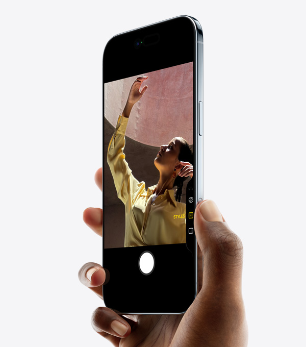 Käsi pitelee iPhone Airia, peukalo on Kamerasäätimellä, etupuoli, sivunäkymä, ohut profiili, Dynamic Island, sivupainike