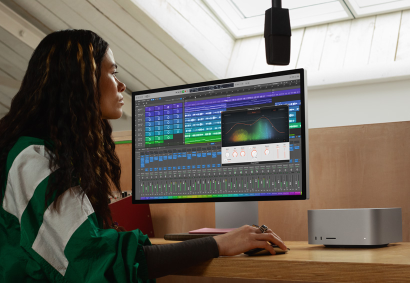 Τεχνικός ήχου που εργάζεται με Mac Studio και μια οθόνη Studio Display