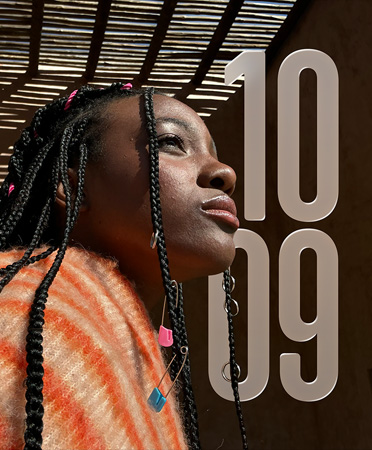 La photo d’une personne à gauche, l’heure en chiffres translucides superposés à droite, qui apparaissent légèrement en retrait par rapport à la personne du cadran Photos