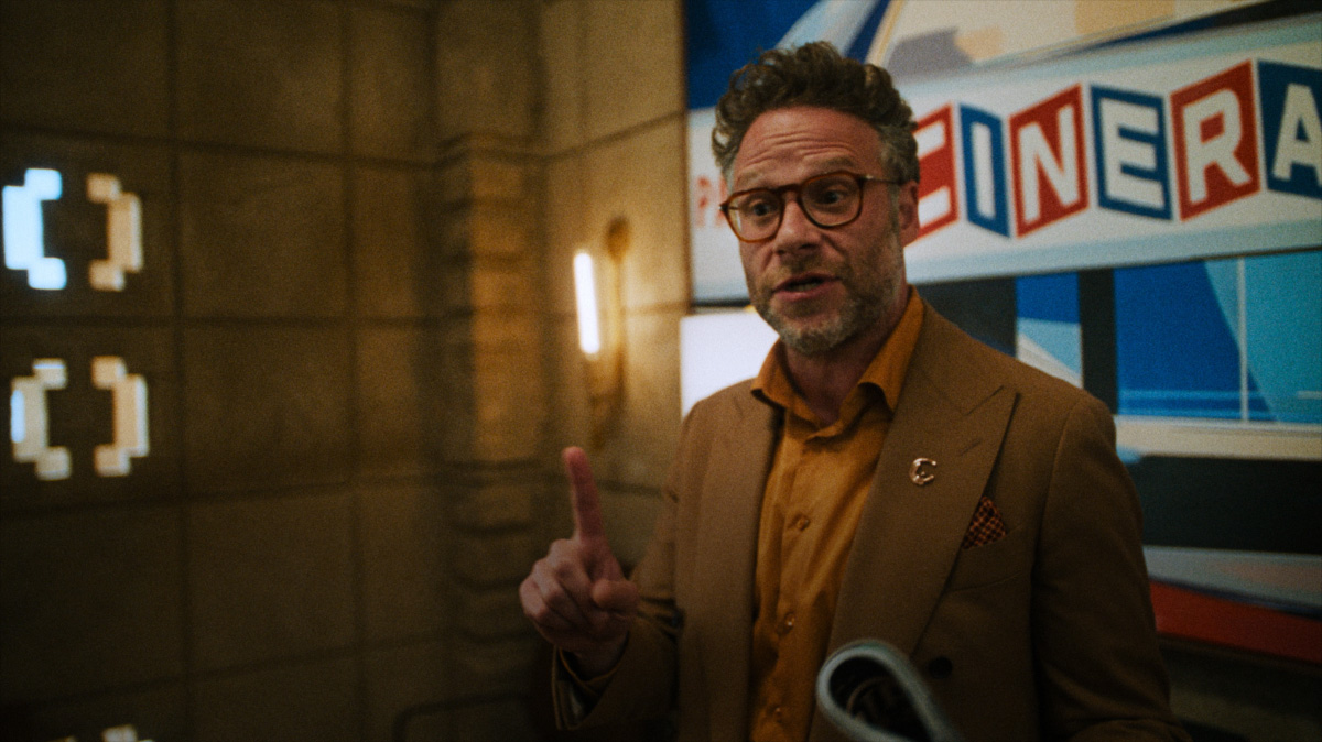 Et fladskærms-TV, der viser et stillbillede fra "The Studio", der kan ses på Apple TV