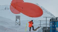 Wilfried Ruhe brings the tethered balloon "Miss Piggy" to the balloon house in Ny-Alesund.