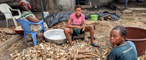 Épluchage de manioc © D. Dufour, Cirad