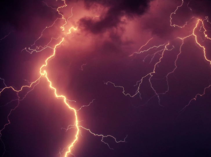 Tempête d'éclairs dans la nuit