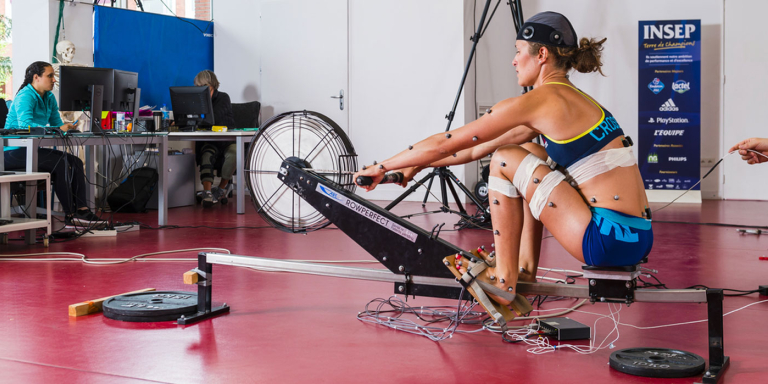 Une sportive sur un aviron à l'INSEP