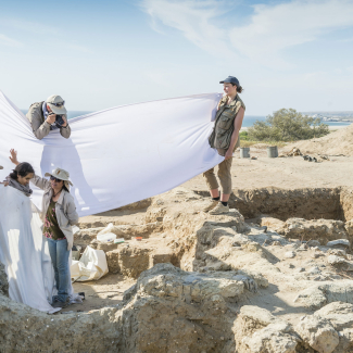 Enregistrement photographique d'une sépulture, sur le site archéologique de Huaca Amarilla, au Pérou