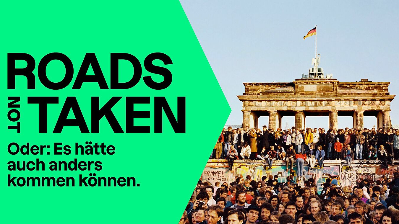 Bild mit dem Ausstellungstitel links vor knallgrünem Hintergrund und auf der rechte Seite sieht man Menschenmassen vor und auf der Berliner Mauer mit dem Brandenburger Tor im Hintergrund.