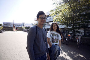 Studenten vor Gebäude