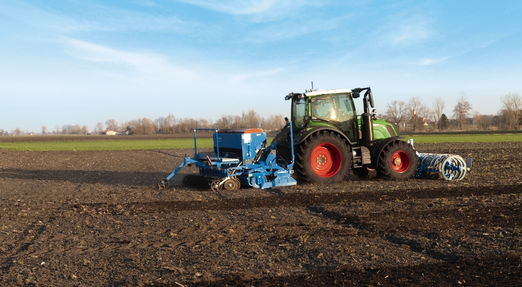 Fendt Vario mit Drillkombinationen auf einem Feld.