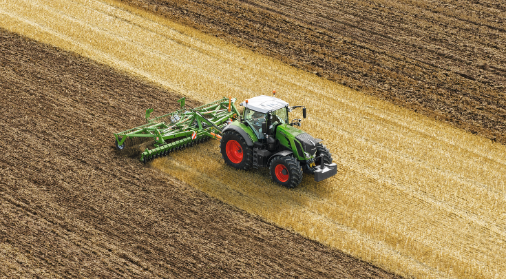 Fendt 800 Vario mit Scheibenegge auf dem Acker.