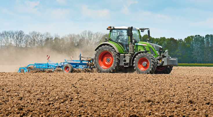 Fendt 700 Vario bei der Bodenbearbeitung im Acker.