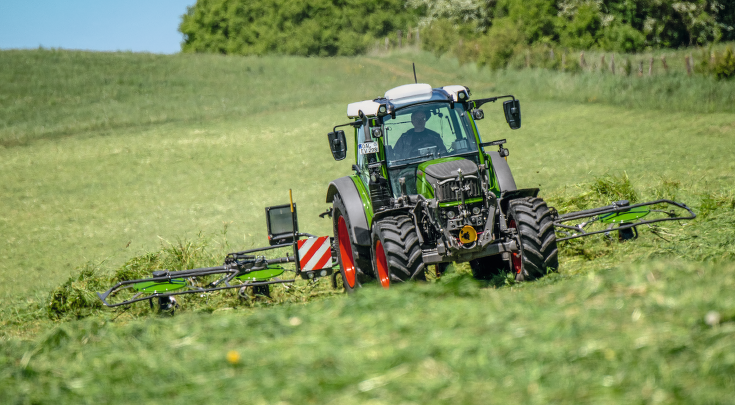 Fendt 200 Vario beim Wenden mit dem Fendt Lotus.