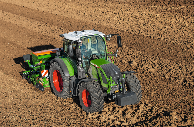 Der Fendt 500 Vario mit Drillkombination auf dem Acker.