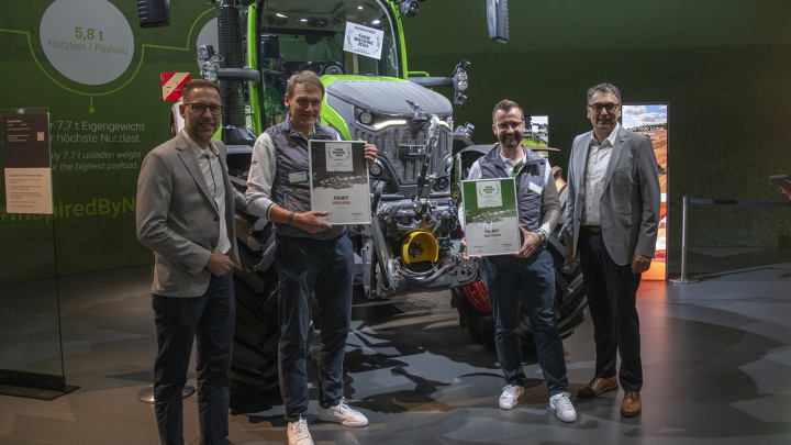 Gruppe von Personen mit der Farm Machine Award Auszeichnung vor einem Fendt 600 Vario Traktor auf der Agritechnica 2023.