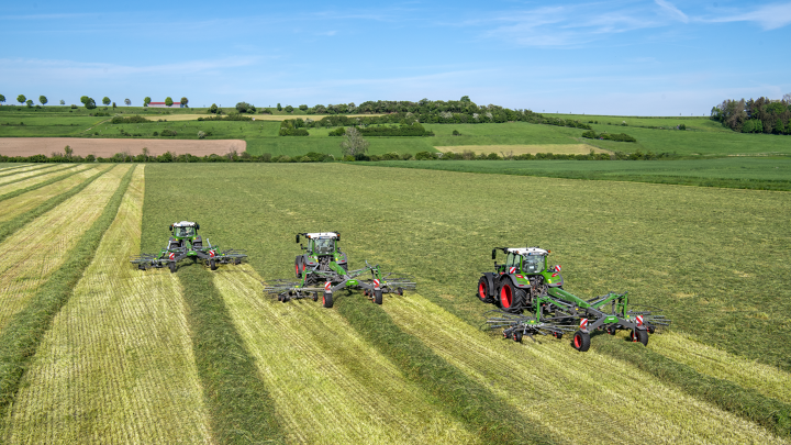 Drei Fendt Traktoren mit Fendt Former Mittelschwader mit ISOBUS-Integration im Grünland